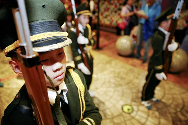 Νεαρά Παιδιά Ντυμένα Στολή Κινέζου Παραστρατιωτικού Αστυνομικού Φρουρούν Κατά Διάρκεια — Φωτογραφία Αρχείου