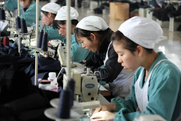 Las Trabajadoras Chinas Cosen Ropa Para Exportarla Los Estados Unidos —  Fotos de Stock