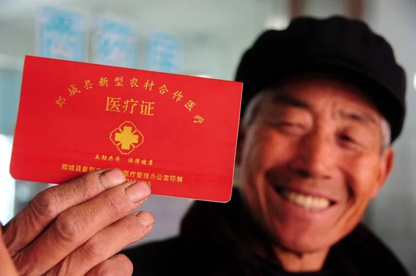 Местный Житель Пожилой Китаец Показывает Свою Медицинскую Страховку Больнице Деревне — стоковое фото