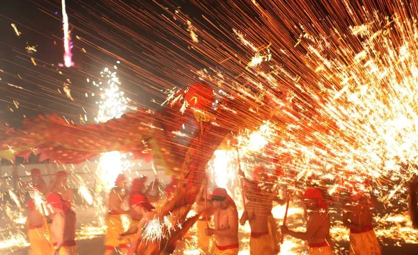 Ballerini Eseguono Una Danza Del Drago Fuoco Sotto Una Doccia — Foto Stock