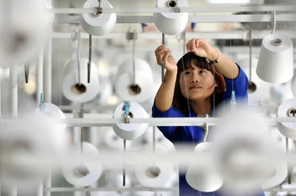 File Trabalhador Chinês Feminino Lida Com Produção Fios Uma Fábrica — Fotografia de Stock