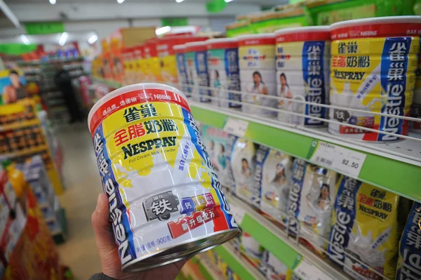 Een Shopper Koopt Nestle Melkpoeder Een Supermarkt Shanghai China Februari — Stockfoto