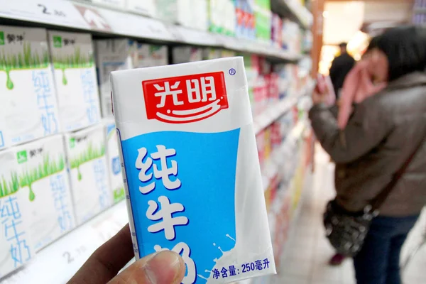 Клиент Покупает Упаковку Чистого Молока Bright Dairy Дочерней Компании Bright — стоковое фото