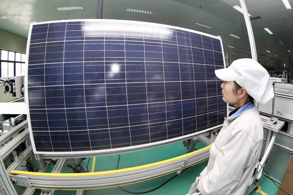 Técnico Chino Inspecciona Los Productos Paneles Solares Listos Para Mercado — Foto de Stock