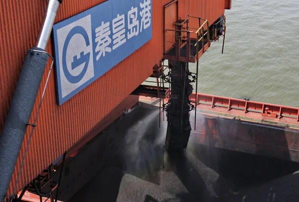 Ein Schiffslader Belädt Ein Schiff Mit Kohle Hafen Von Qinhuangdao — Stockfoto