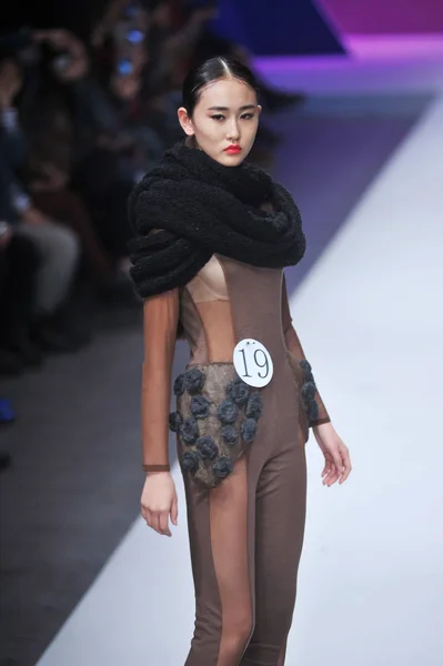 Una Modella Espone Una Creazione 2014 China Knitwear Fashion Design — Foto Stock