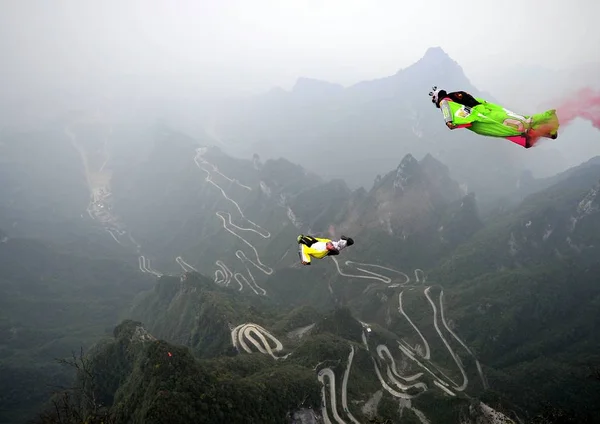 Volantes Wingsuit Julian Boulle Sudáfrica Amarillo Jhonathan Florez Colombia Verde — Foto de Stock