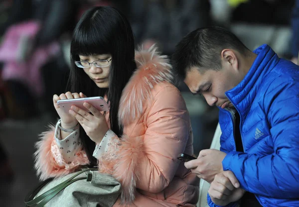 Les Passagers Chinois Utilisent Leur Smartphone Attendant Les Trains Gare — Photo