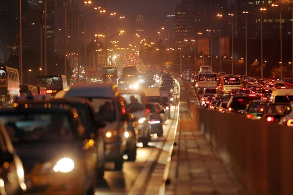 Masas Vehículos Abarrotan Una Carretera Atasco Tráfico Durante Hora Punta — Foto de Stock