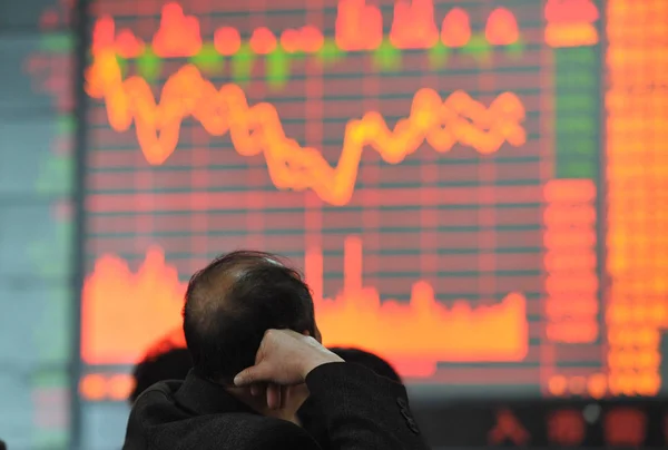 Concerned Chinese Investor Looks Prices Shares Stock Brokerage House Fuyang — Stock Photo, Image