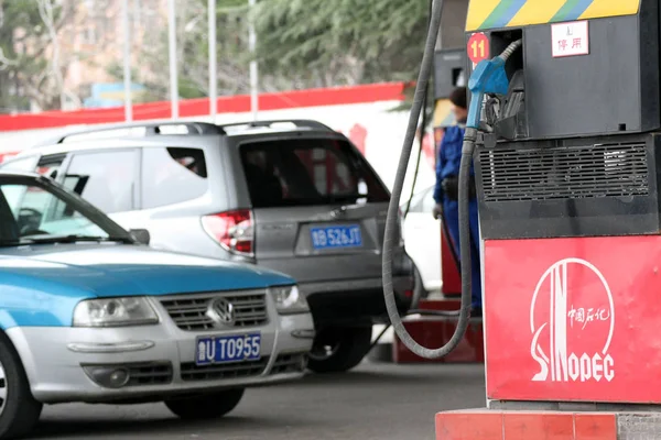 File Automobily Jsou Čerpán Čerpací Stanici Sinopec Qingdao City Východní — Stock fotografie
