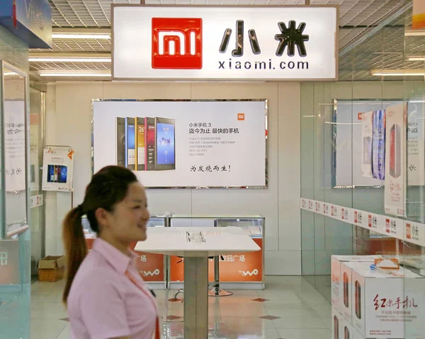 Китайский Сотрудник Проходит Мимо Магазина Смартфонов Xiaomi Городе Хуайан Восточный — стоковое фото