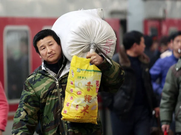 Trabajador Migrante Carga Con Sus Maletas Estación Tren Nanjing Antes — Foto de Stock