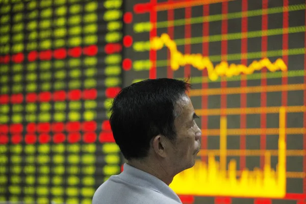 Investor Cina Melihat Indeks Saham Dan Harga Saham Merah Untuk — Stok Foto