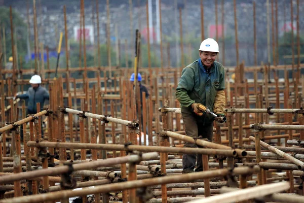 Kinesiska Migrantarbetare Bygga Ställningar Byggplatsen För Kommersiella Fastighetsprojekt Jiujiang City — Stockfoto