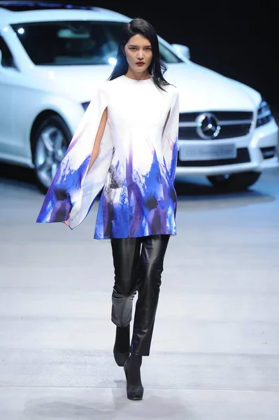 2013年3月24日 在中国北京举行的梅赛德斯 奔驰中国2013汽车 冬季时装周上 一位模特展示了中国时装设计师亚历克斯 王培义的新品 — 图库照片