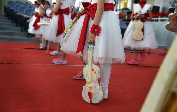 Studentinnen Des Papierorchesters Halten Ihre Aus Papier Gefertigten Geigen Während — Stockfoto