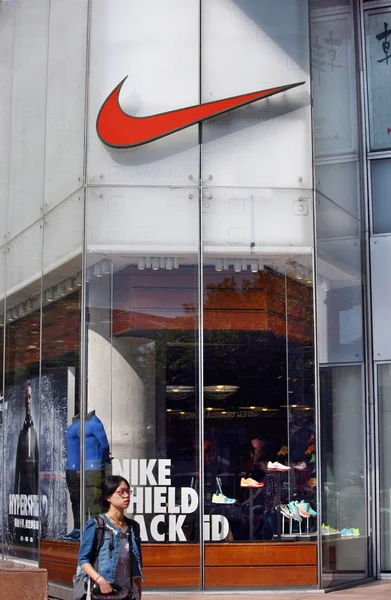 Eine Fußgängerin Geht Einem Sportbekleidungsgeschäft Von Nike Shanghai China Oktober — Stockfoto