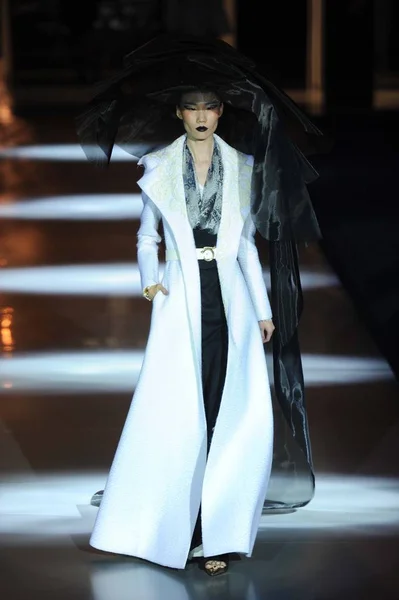 모델은 2014 베이징 2014 Sec 패션쇼에서 디자이너 제나라 새로운 창조를 — 스톡 사진