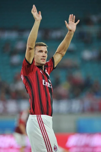 Andriy Şevçenko Seyirciler Bir Dostu Futbol Sırasında Milan Glorie Dalgaların — Stok fotoğraf