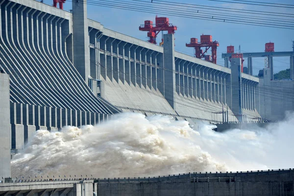 Floodwater Gutst Uit Three Gorges Dam Yantze Rivier Yichang City — Stockfoto