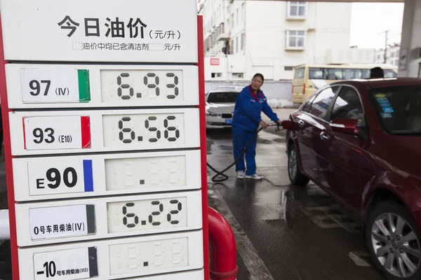 Çinli Bir Çalışan Lianyungang Kentinde Sinopec Bir Benzin Istasyonunda Bir — Stok fotoğraf