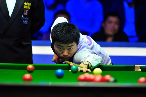 Ding Junhui China Joga Tiro Contra John Higgins Inglaterra Durante — Fotografia de Stock