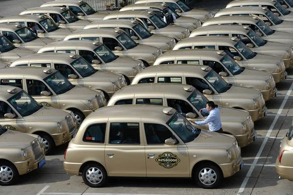 Taxistas Posan Junto Taxis Estilo Londinense Pintados Oro Estacionamiento Shanghai — Foto de Stock