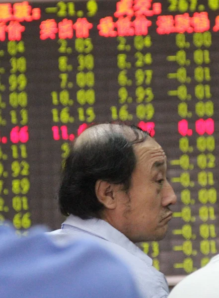 Investor Cina Tampak Khawatir Saat Melihat Harga Saham Merah Untuk — Stok Foto