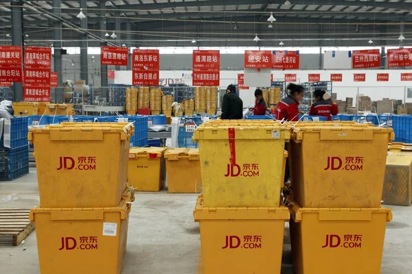 Čínští Pracující Třídění Balíků Distribuční Centrum Online Nakupování Stránky Com — Stock fotografie
