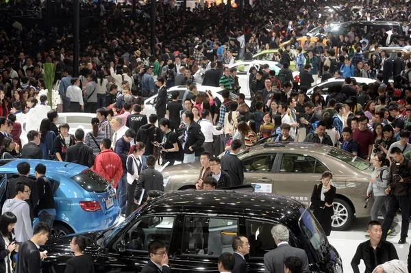 Visitantes Reúnem Torno Carros Geely Durante 13Th Beijing International Automotive — Fotografia de Stock