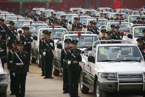 Policiais Paramilitares Chineses Estão Lado Seus Carros Patrulha Pequim China — Fotografia de Stock