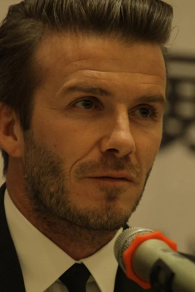 Der Englische Fußball Superstar David Beckham Reagiert Während Einer Pressekonferenz — Stockfoto