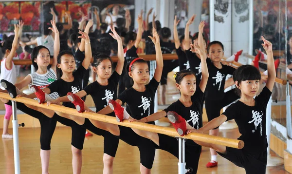 Unga Kinesiska Skolflickor Träna Dans Träning Skola Sin Sommarsemester Zouping — Stockfoto