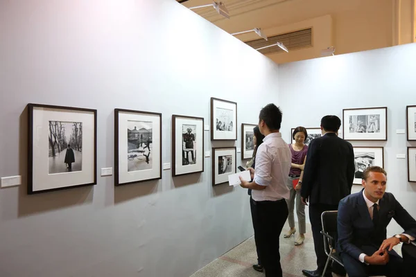 Visitantes Chineses Olham Para Fotografias Durante Feira Arte Photo Shanghai — Fotografia de Stock