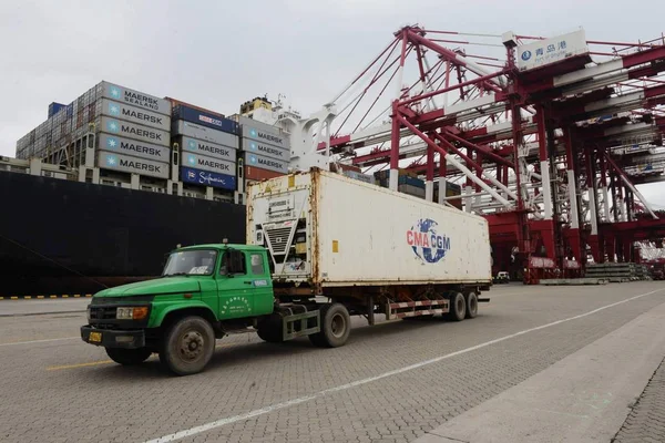 Caminhão Transporta Contêiner Cais Porto Qingdao Cidade Qingdao Leste Província — Fotografia de Stock