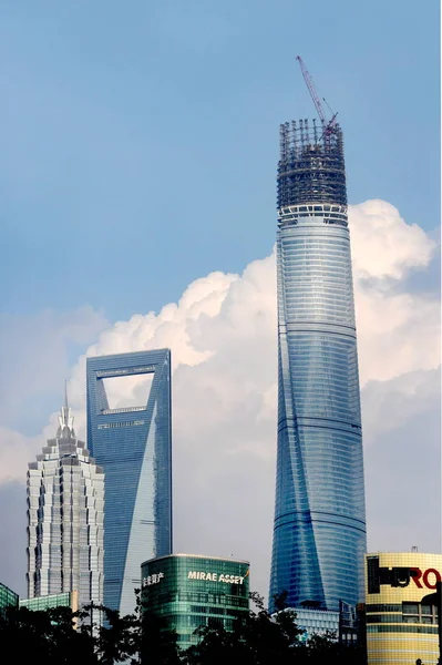上海浦东陆家嘴金融区最高的上海塔 在上海环球金融中心旁边正在建设中 金茂大厦 还有其他跳伞者和高层建筑 — 图库照片