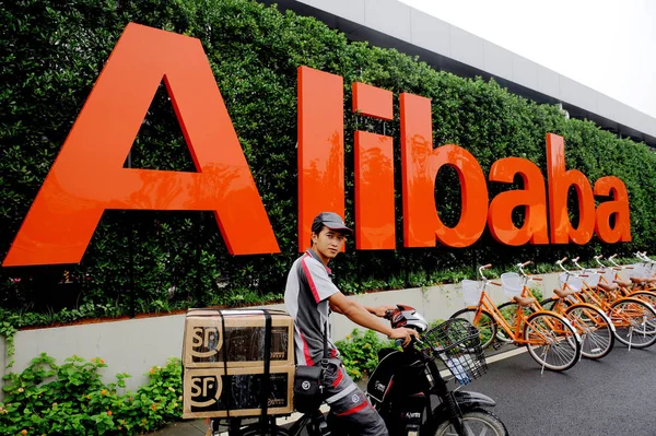 Deliveryman Express Jest Widziany Przed Szyld Alibaba Hangzhou Miasta Południowej — Zdjęcie stockowe