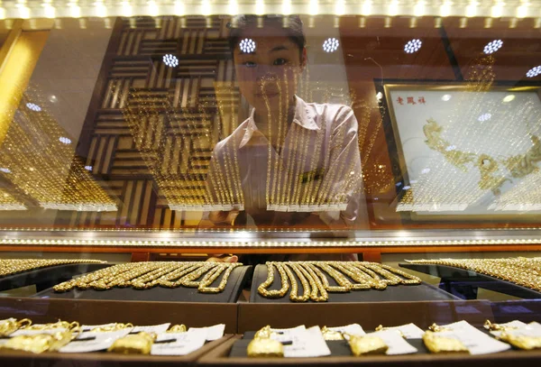 中国人店員が金のネックレスをカウンターに入れて 2013年6月21日 中国東部安寧省華北市の金店で販売 — ストック写真