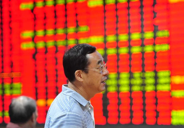 Ein Chinesischer Investor Spricht Mit Anderen Als Sich Die Aktienkurse — Stockfoto