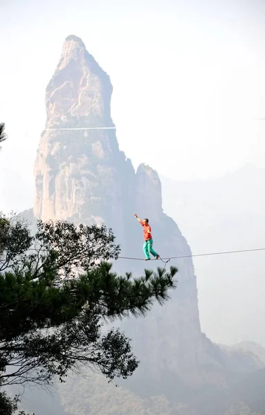 Konkurrent Går Slackline Mellan Två Berg 2014 Kina Shenxianju Slackline — Stockfoto