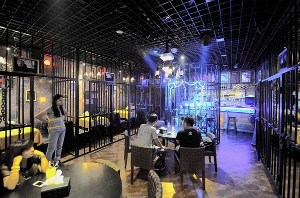 Клієнти Пообідати Першому Язниці Тематичний Ресторан Тяньцзінь Китай Вересня 2014 — стокове фото