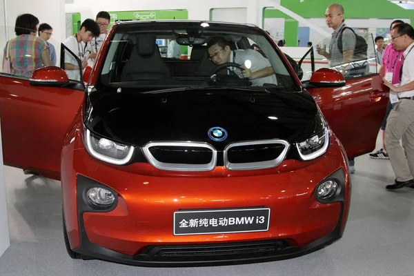 Los Visitantes Observan Automóvil Eléctrico Bmw Durante Mobile Asia Expo — Foto de Stock