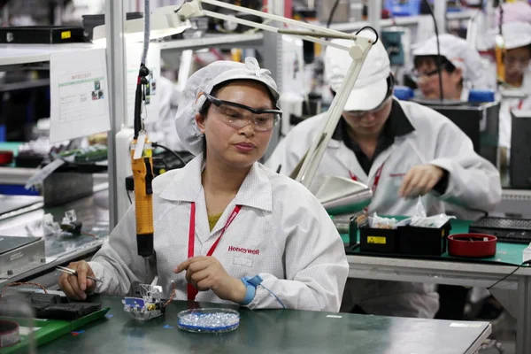 中国人女性労働者は 2013年4月25日 中国東部江蘇省蘇州市のハネウェル工場でバーコードスキャナを製造している — ストック写真