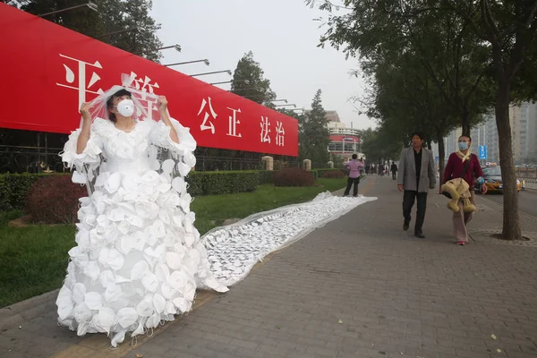 Kinesiska Artist Kong Ning Klädd Meter Lång Brudklänning Gjord 999 — Stockfoto