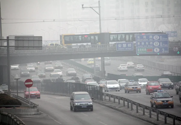 File Vehículos Mueven Lentamente Smog Pesado Beijing China Febrero 2011 — Foto de Stock