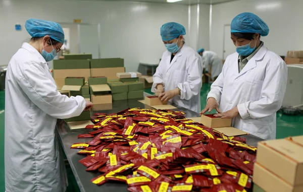 Китайские Рабочие Упаковывают Чайные Пакетики Заводе Городе Саньмэня Провинция Хэнань — стоковое фото
