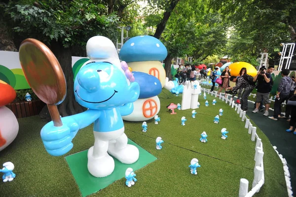 Visitantes Olham Para Figuras Smurfs Durante Uma Exposição Para Comemorar — Fotografia de Stock