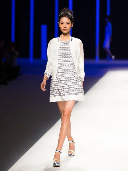 モデルは 2014 中国の北京で中国ロンドンファッションウィークの春 2015 年の間に Viscap Bing のファッションショーでデザイナー元 Bing によって新しい創造を表示します — ストック写真