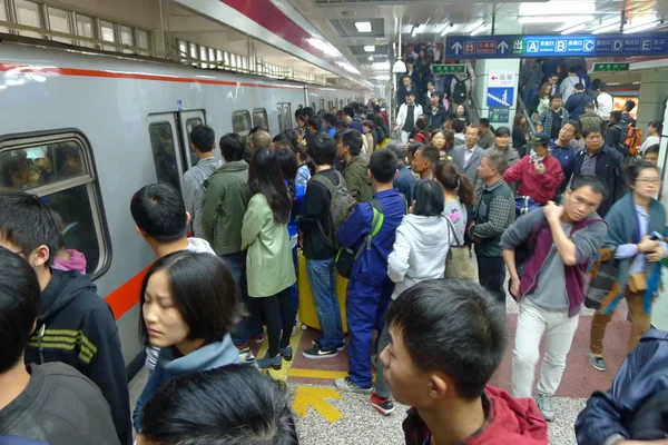 Passagerare Queque Upp Till Styrelsen Tunnelbana Tåg Tunnelbanestation Beijing Kina — Stockfoto